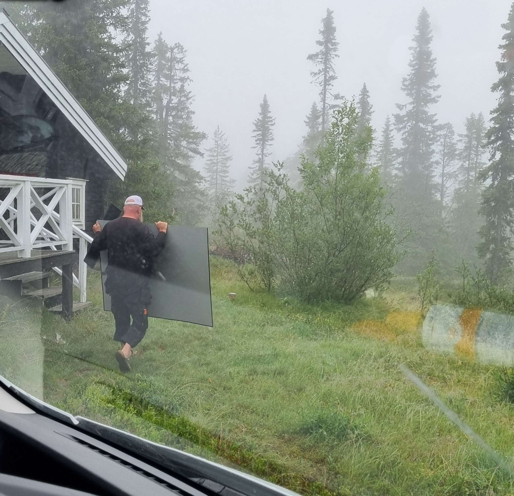 Pär Nilsson bär plåt i regn