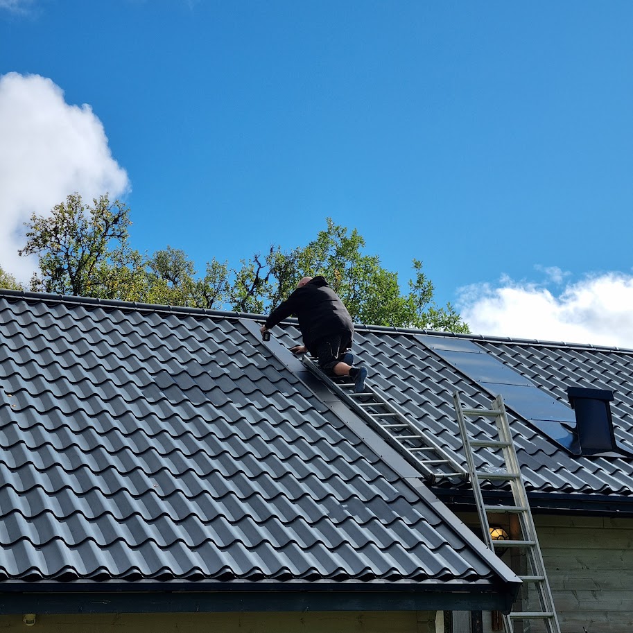 Solcellsmontering på stuga i sommarmiljö